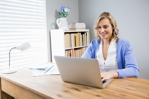 Hermosa mujer usando la computadora portátil