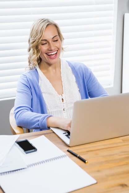 Hermosa mujer usando la computadora portátil