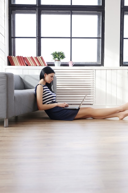 Hermosa mujer usando laptop