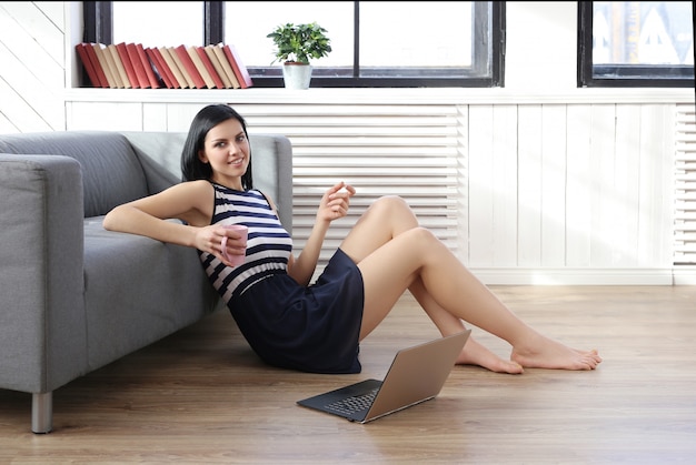 Hermosa mujer usando laptop