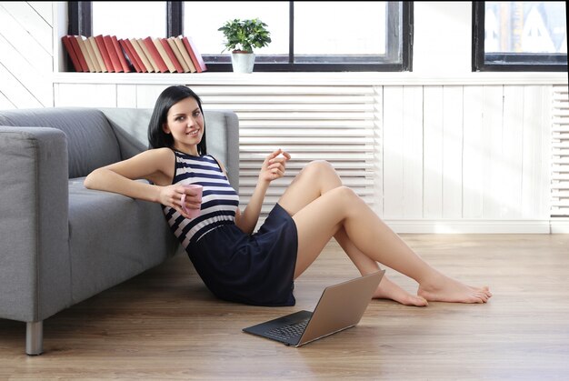 Hermosa mujer usando laptop