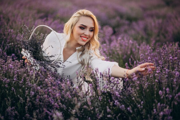 Hermosa mujer vestida de blanco en un campo de lavanda