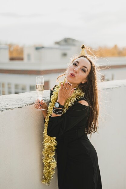 Hermosa mujer vestida de negro que transmite besos de aire