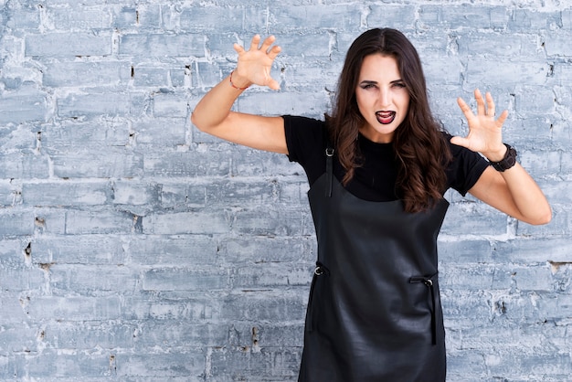 Hermosa mujer en vestido negro para halloween