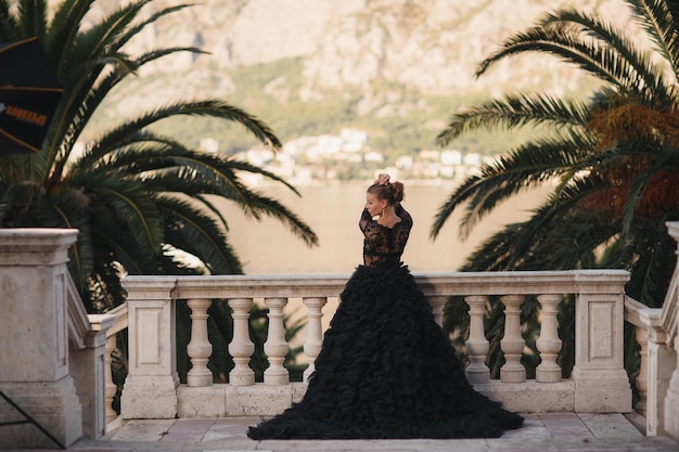 hermosa mujer en vestido negro de lujo