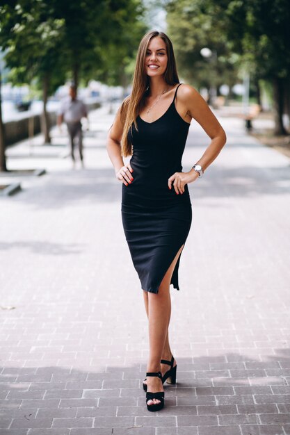 Hermosa mujer en vestido negro