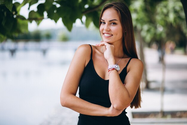 Hermosa mujer en vestido negro