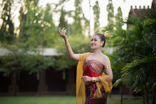 Hermosa mujer con vestido típico tailandés