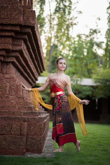 Hermosa mujer con vestido típico tailandés