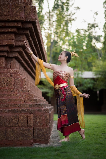Foto gratuita hermosa mujer con vestido típico tailandés