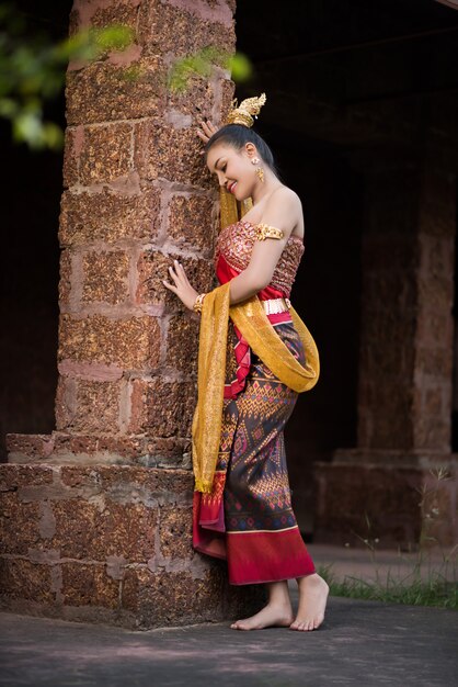 Hermosa mujer con vestido típico tailandés