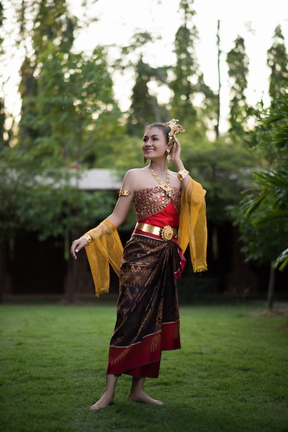 Hermosa mujer con vestido típico tailandés