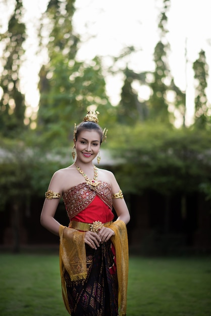 Foto gratuita hermosa mujer con vestido típico tailandés