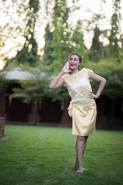 Hermosa mujer con vestido típico tailandés