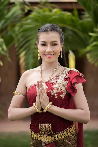 Hermosa mujer con vestido típico tailandés