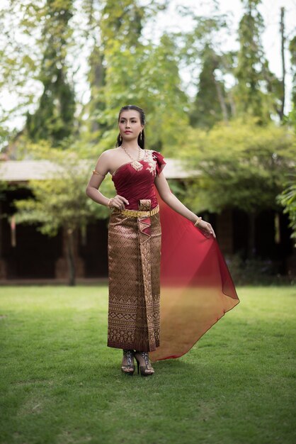 Hermosa mujer con vestido típico tailandés