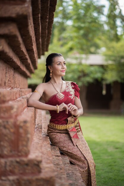 Hermosa mujer con vestido típico tailandés