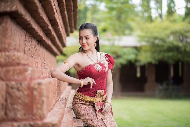 Hermosa mujer con vestido típico tailandés