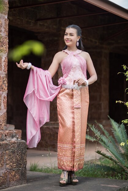 Hermosa mujer con vestido típico tailandés