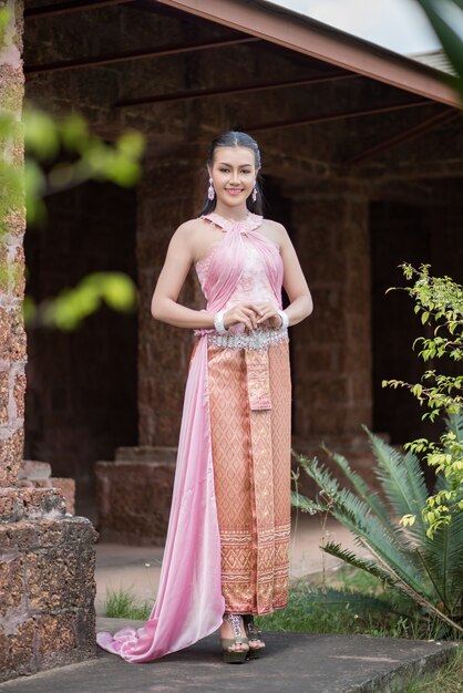 Hermosa mujer con vestido típico tailandés