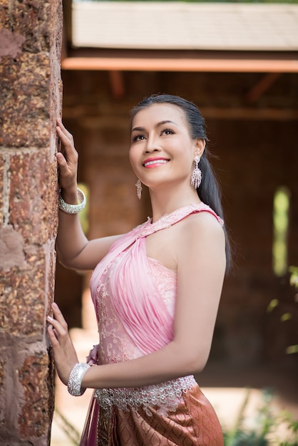 Hermosa mujer con vestido típico tailandés