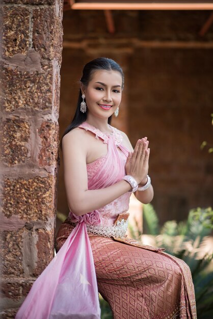 Hermosa mujer con vestido típico tailandés