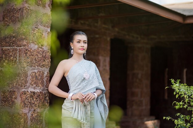 Hermosa mujer con vestido típico tailandés