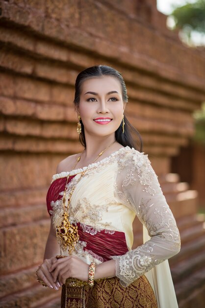 Hermosa mujer con vestido típico tailandés