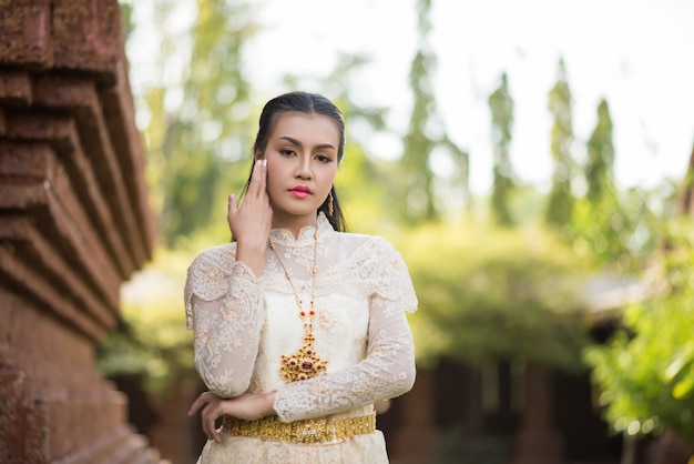 Hermosa mujer con vestido típico tailandés