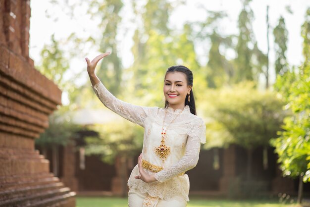 Hermosa mujer con vestido típico tailandés