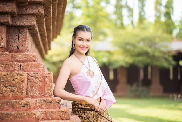 Hermosa mujer con vestido típico tailandés