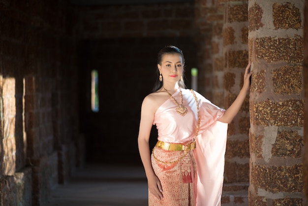 Hermosa mujer con vestido típico tailandés