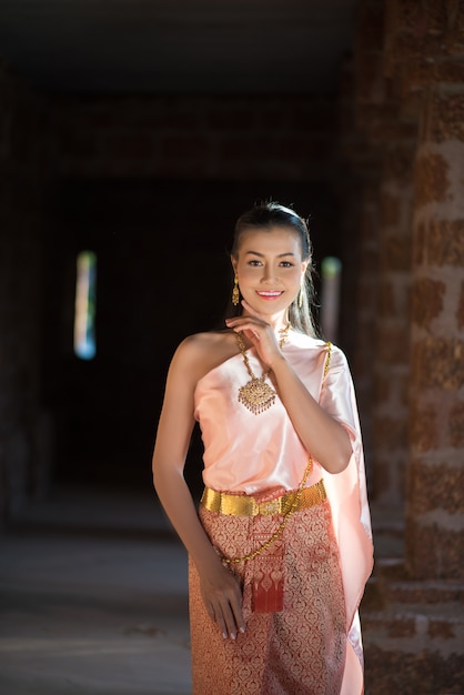 Hermosa mujer con vestido típico tailandés