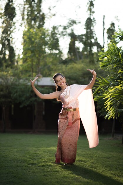 Hermosa mujer con vestido típico tailandés