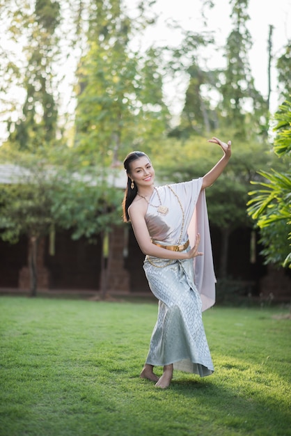 Hermosa mujer con vestido típico tailandés