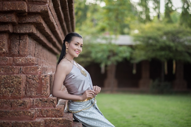 Hermosa mujer con vestido típico tailandés