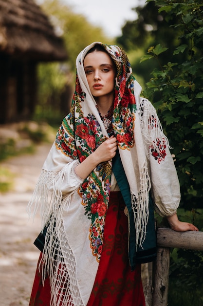 Hermosa mujer con un vestido tradicional bordado