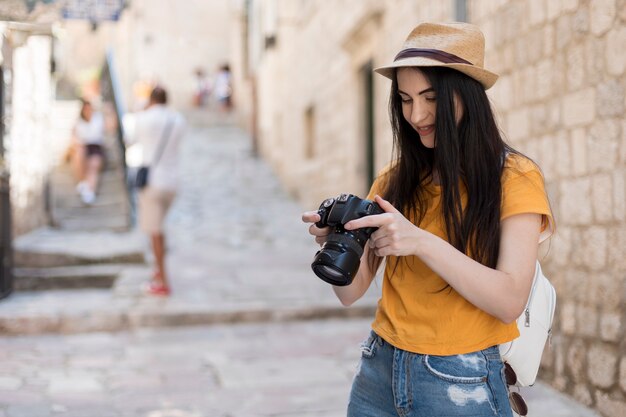 Hermosa mujer viajando sola en montenegro