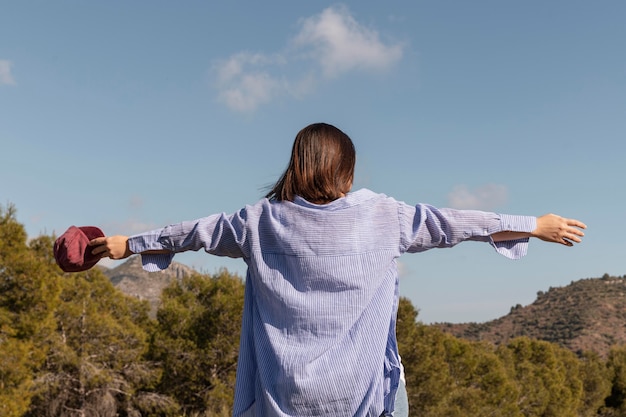 Hermosa mujer viajera disfrutando de la naturaleza