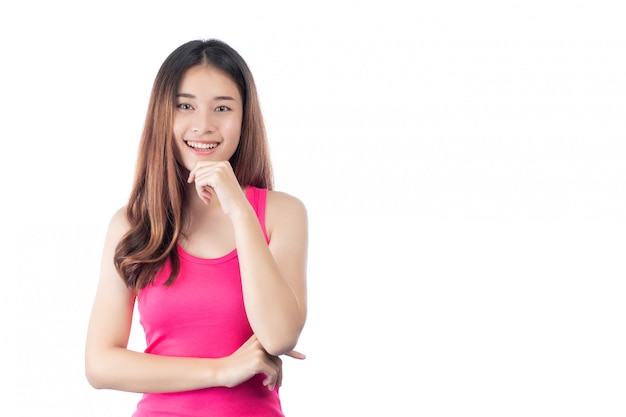 Hermosa mujer viste una camisa rosa con una sonrisa que muestra su mano