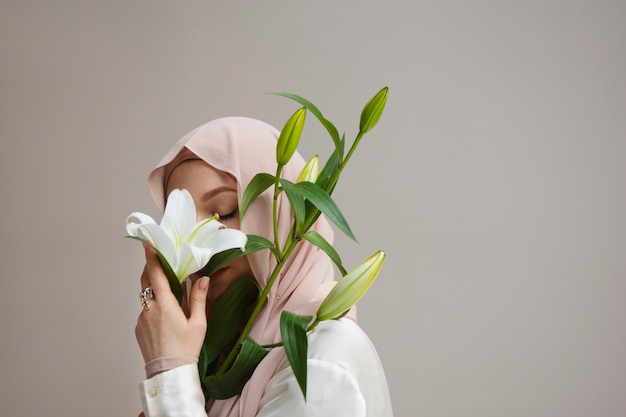 Foto gratuita hermosa mujer vistiendo hiyab