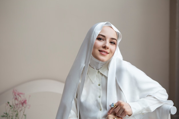Hermosa mujer vistiendo hiyab