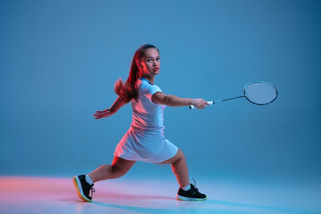 Hermosa mujercita practicando bádminton