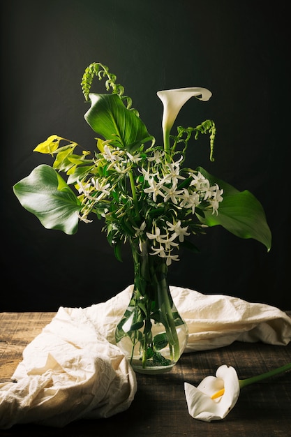 Foto gratuita hermosa naturaleza muerta de ramo con calla lily