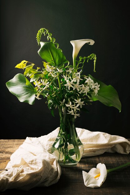 Hermosa naturaleza muerta de ramo con calla lily