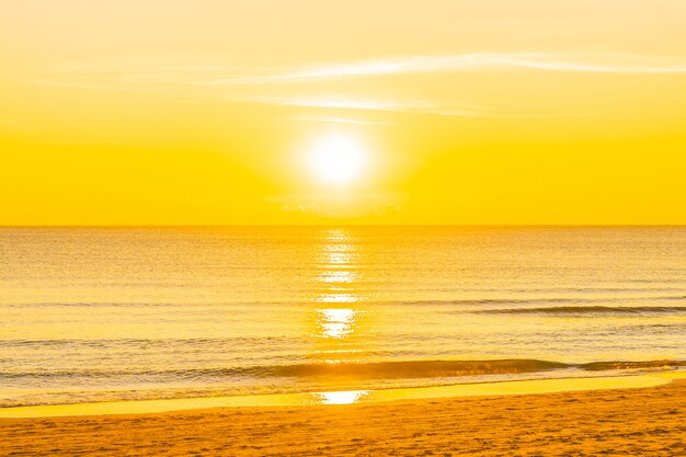 Hermosa naturaleza tropical playa mar océano al atardecer o al amanecer