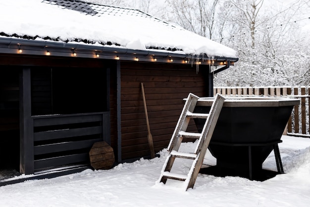 Hermosa nieve de invierno cerca del jacuzzi