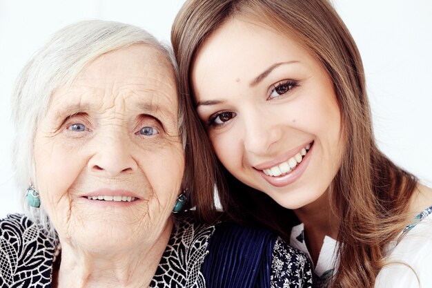 Hermosa niña adolescente y su abuela, retrato de familia