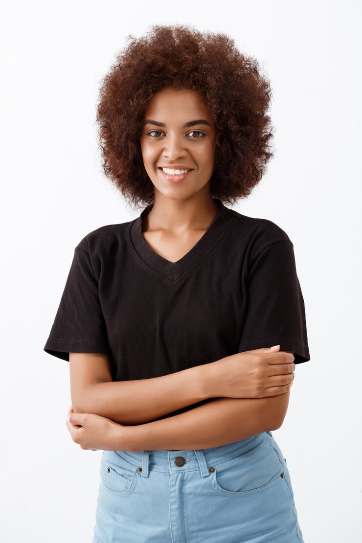 Foto gratuito hermosa niña africana sonriendo sobre la pared de luz.