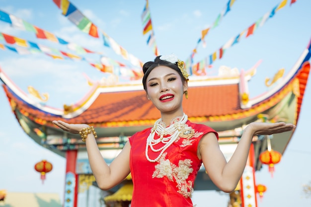 Una hermosa niña asiática vestida con un traje rojo